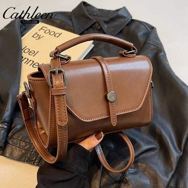 Коричневая женская , вместительная,  компактная сумочка .