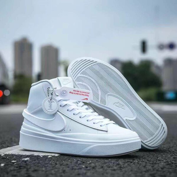 Chaussures Nike baskets disponible