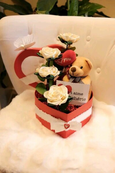 Fleurs artificielles avec nounours