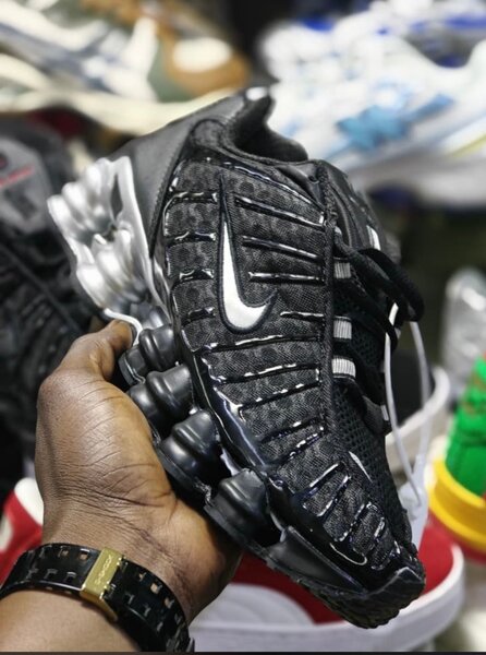 Chaussures de sport noires tendance