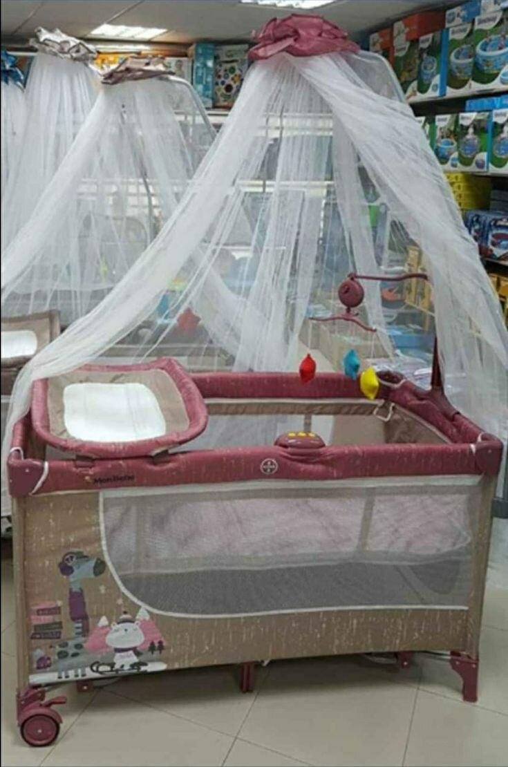 Lit bébé avec moustiquaire