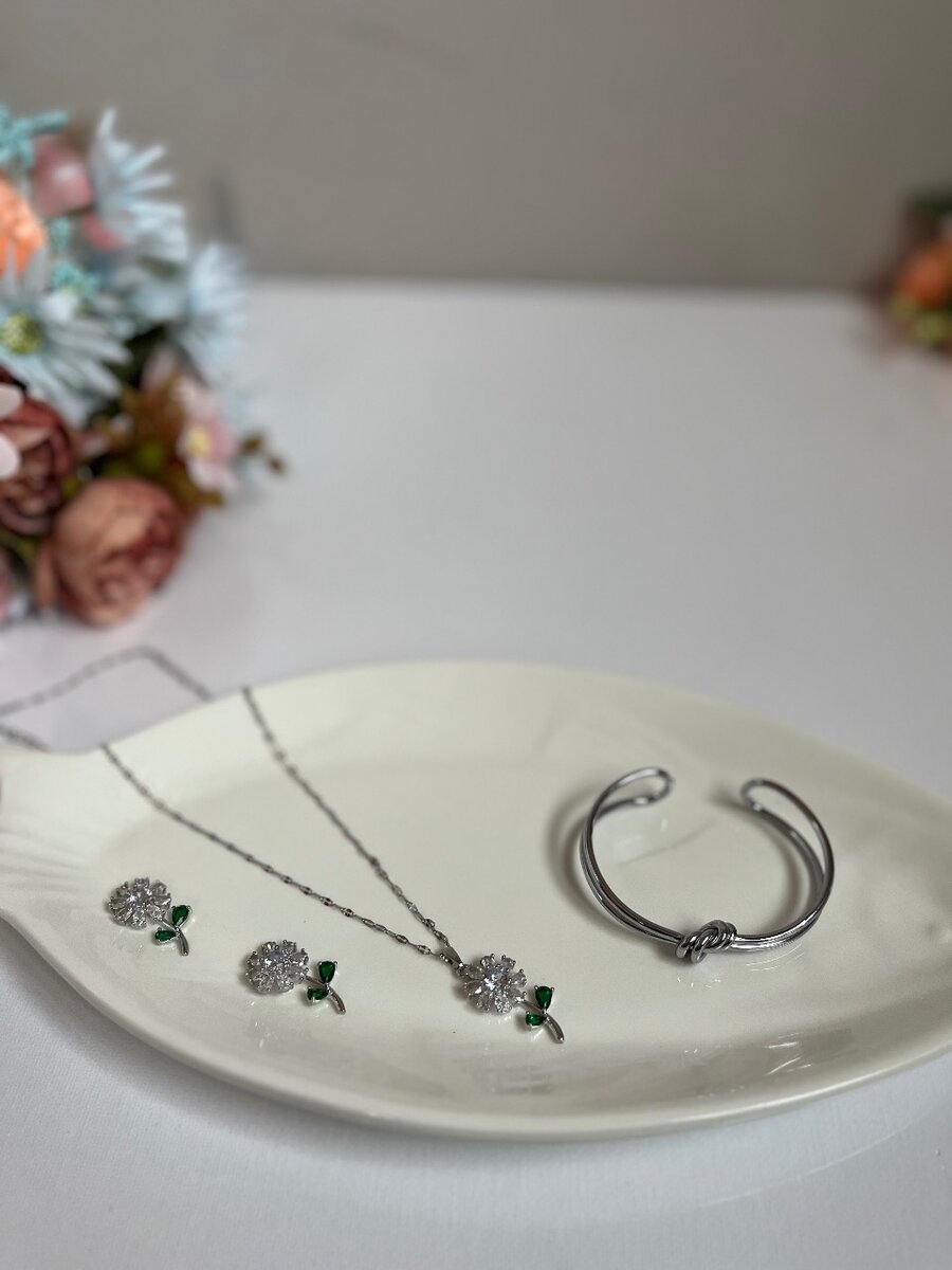 Necklace set and bracelet