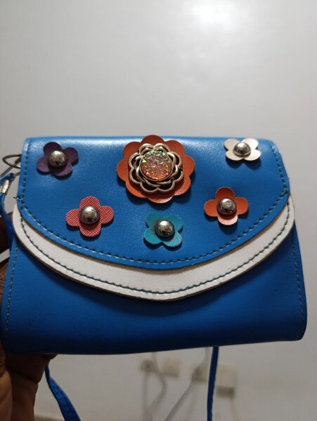 Pochette bleue fleurie