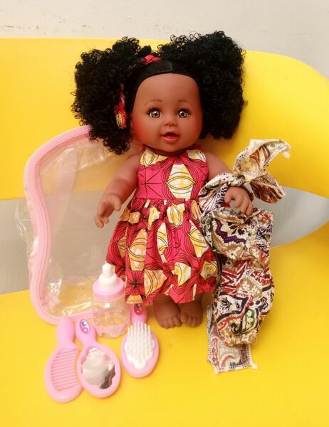 Poupée africaine 30cm avec accessoires et tenue de rechange