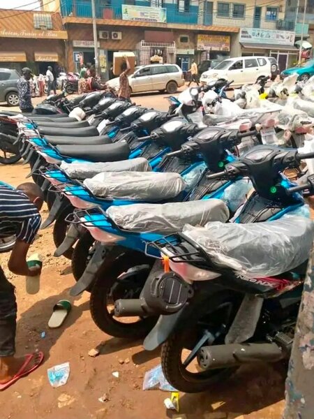 Nouveau scooter Yamaha noir et bleu