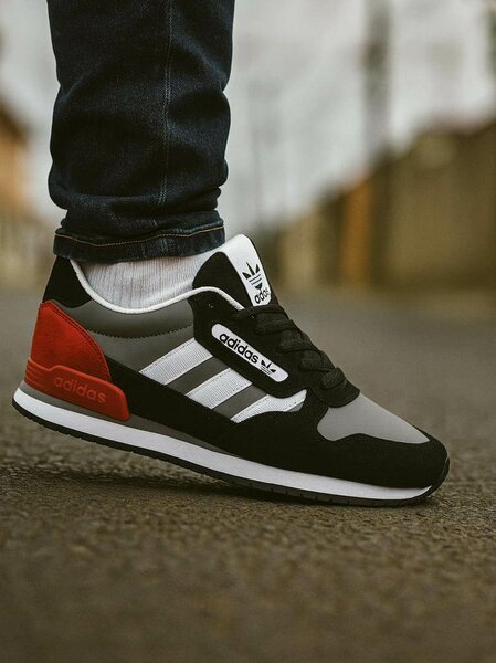 Adidas Baskets Noires et Rouges