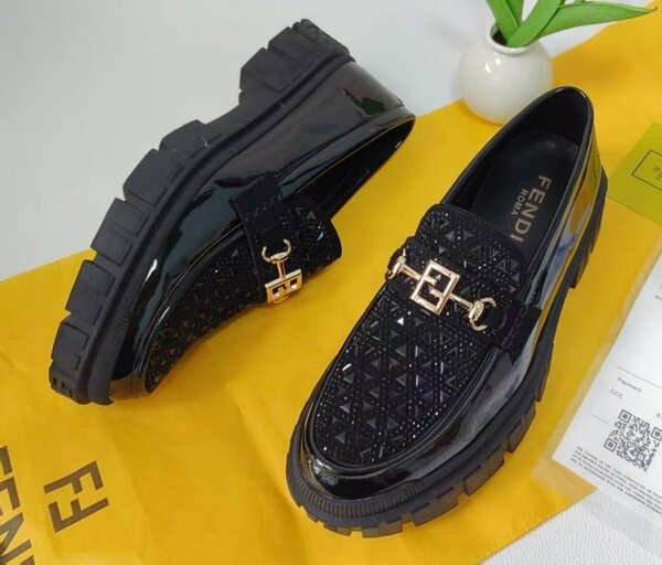 Mocassins en cuir verni noir