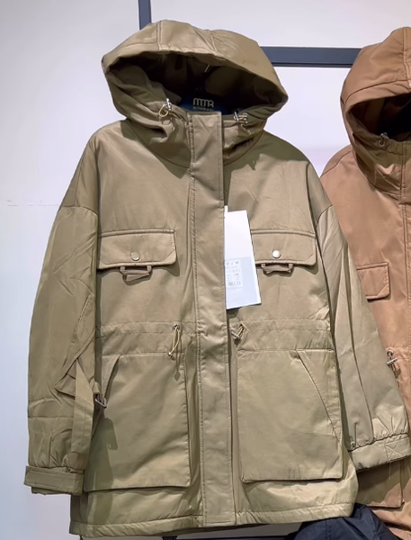 Парка капюшон жана жамаачы чөнтөктөрү менен, беж түстө.