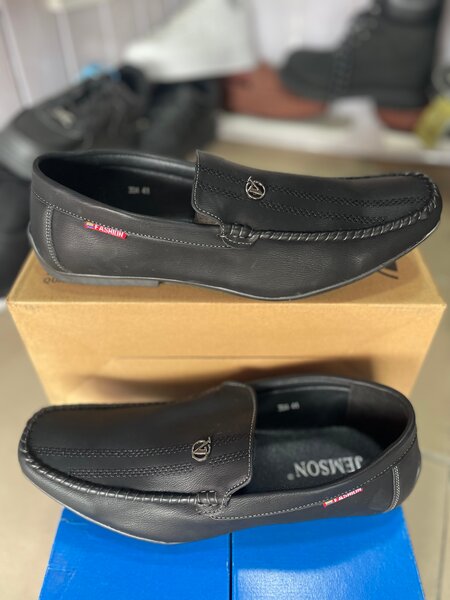 Mocassins en cuir noir élégants