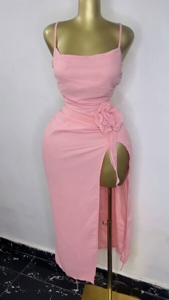Robe rose femme avec détail fleur