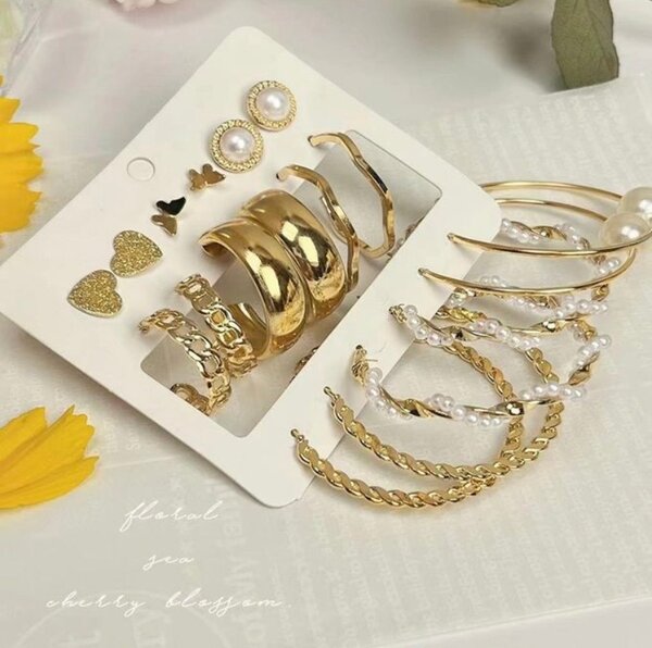 Ensemble de boucles d'oreilles dorées