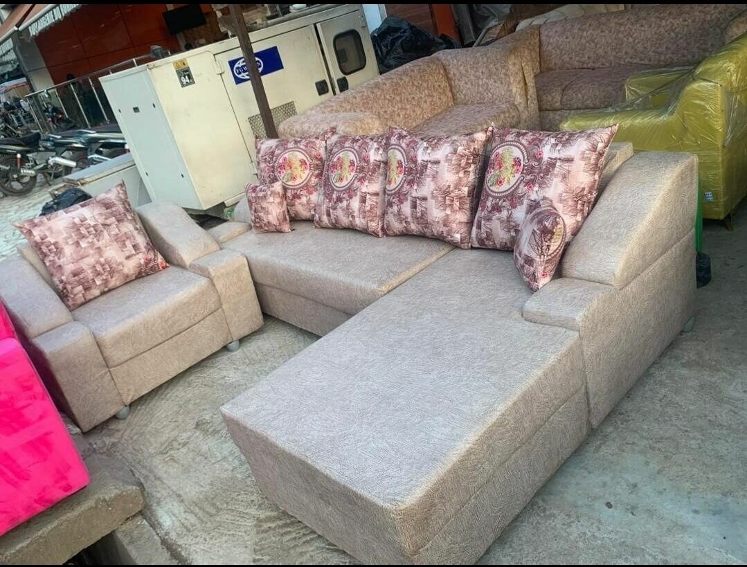 Canapé d'angle moderne avec coussins