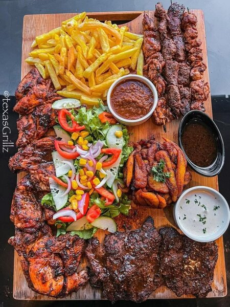 Assiette variée de viandes grillées