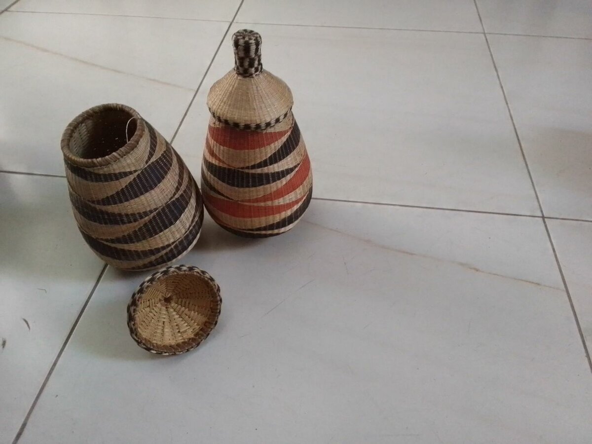 Paniers tissés à la main.