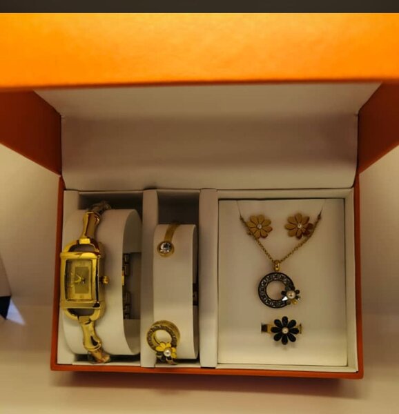 Parure Montre et Bijoux Élégante