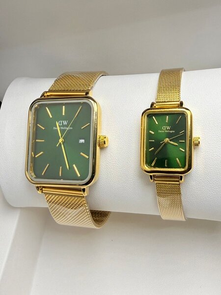 Montres élégantes dorées