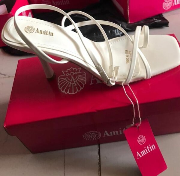 Sandale blanche élégante femme