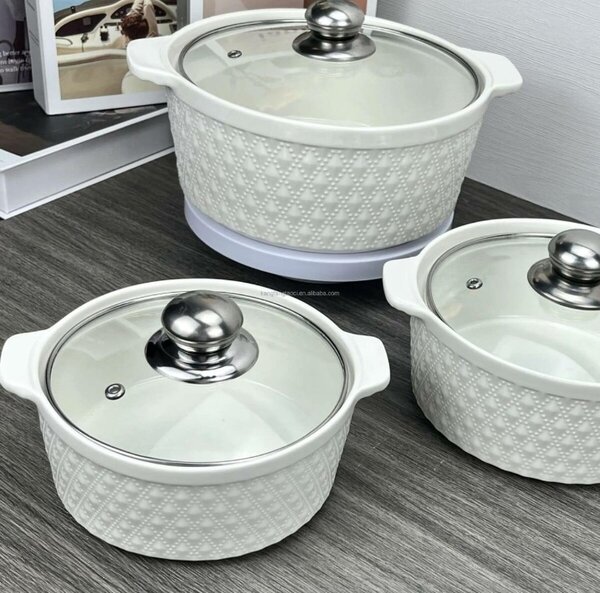 Cocottes blanches élégantes