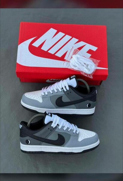 Chaussures Nike grises et blanches