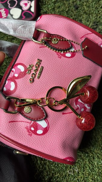 Sac à main rose design cerise