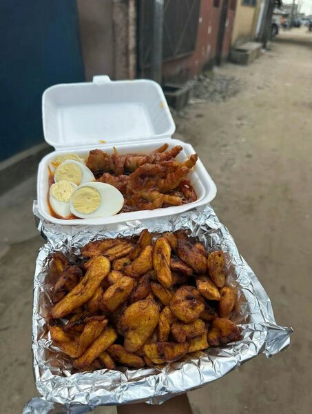 Délice de plantains et sauce épicée