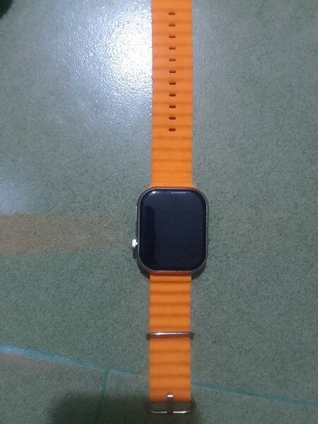 Montre connectée orange moderne