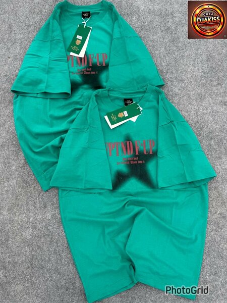 T-shirt vert avec imprimé