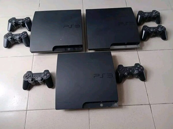 Console PS3 Sony avec manettes