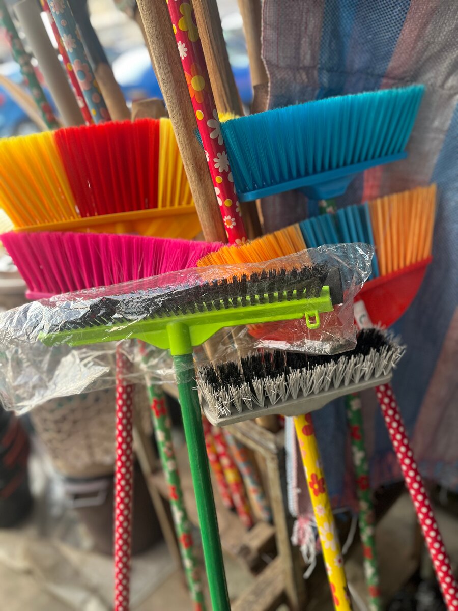 Balais colorés multicolores