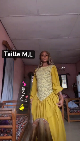 Robe élégante en dentelle jaune