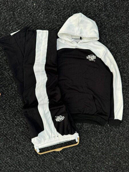 survêtement syna world