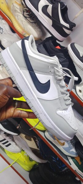 Chaussures de sport grises