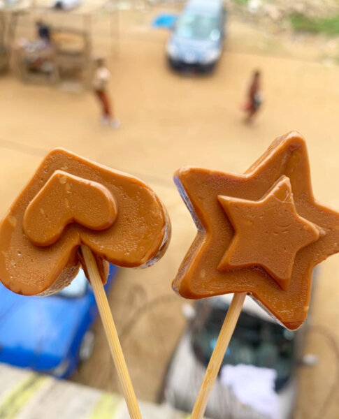 Sucettes croquantes au caramel