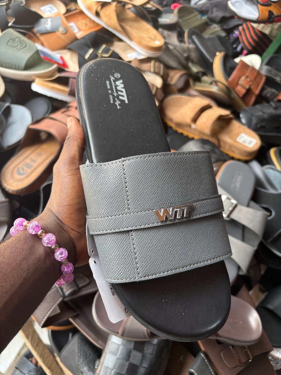 Claquettes élégantes homme