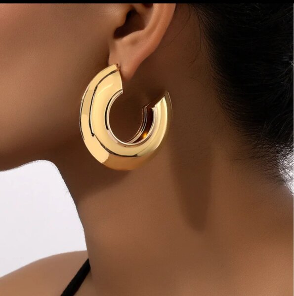 Boucles d'oreilles dorées modernes