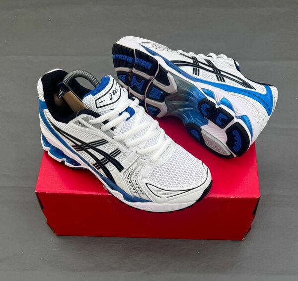 Chaussures de sport Asics blanches et bleues