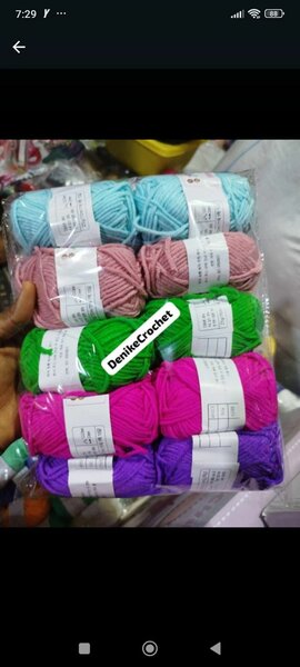 Lot de fils à tricoter colorés