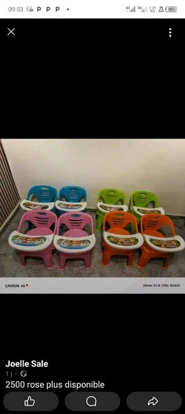 Chaises bébé colorées avec tablette