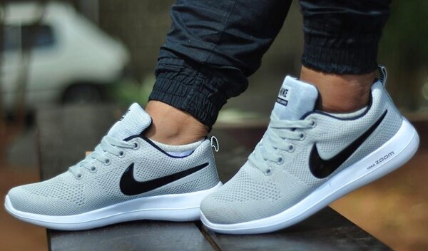 Chaussures de sport grises