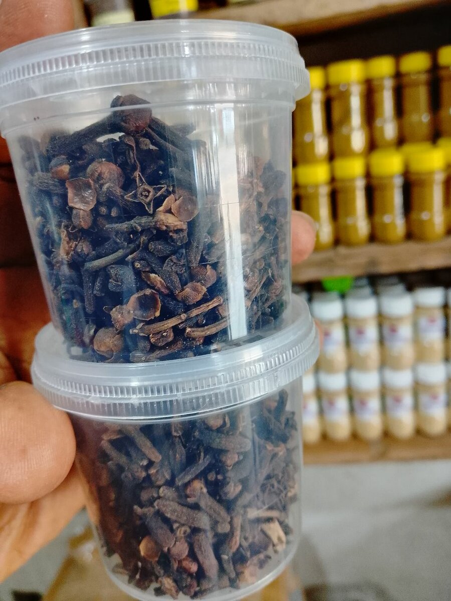 Clous de girofle entiers frais