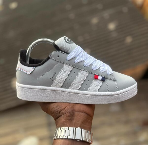 Baskets grises élégantes homme