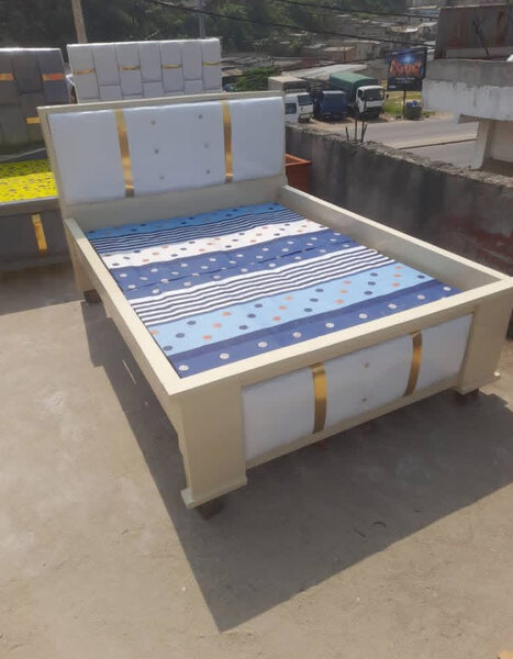 Lit moderne avec tête rembourrée