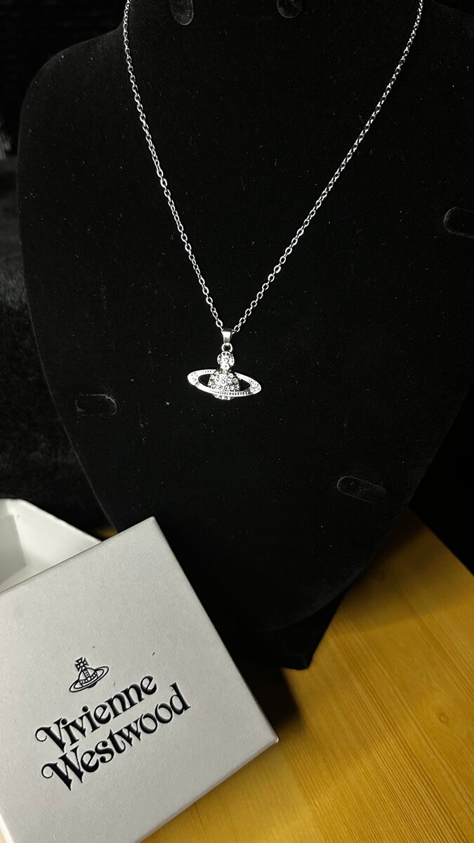 Collier Vivienne Westwood élégant