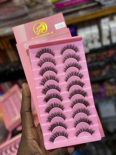 Faux cils volumineux