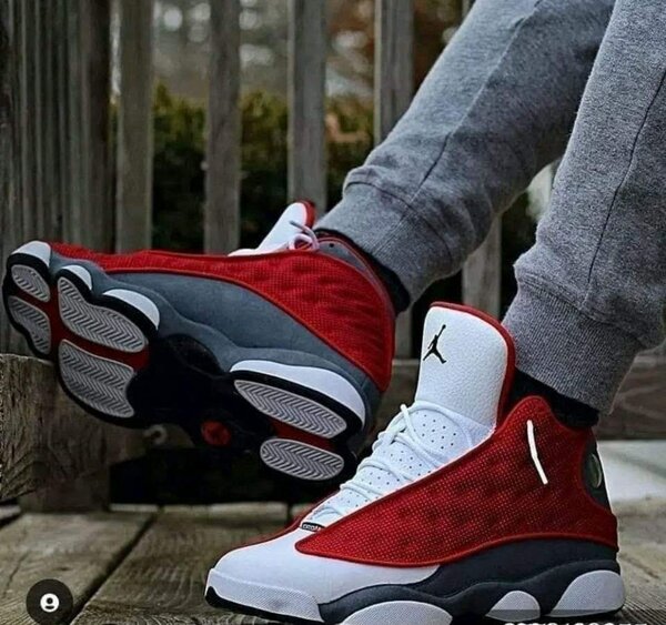 Baskets rouges et blanches