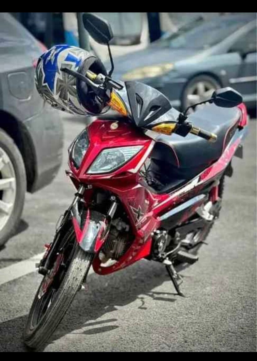 Moto sportive et élégante