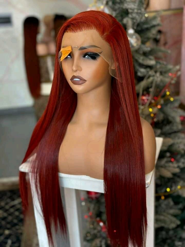 Perruque longue bordeaux élégante