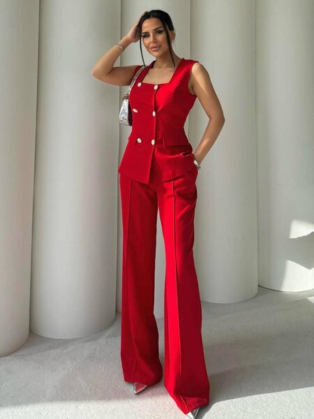 Tailleur rouge élégant femme