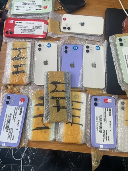 iPhone 12 casi neuf 64giga