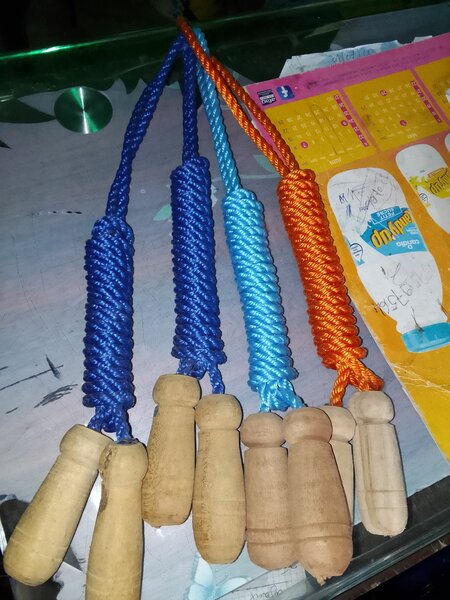 Corde à sauter en bois colorée